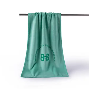 Cadeaux de Nouvel An Promotion de Noël meilleure vente logo personnalisé AD imprimé sec rapide serviette de sport serviette de plage serviette de sport avec sac