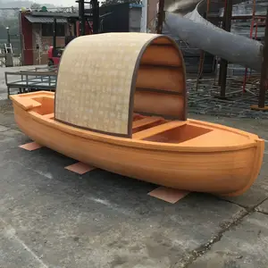 Sculpture de bateau en fibre de verre