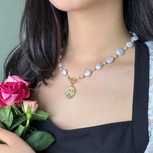 Collier pour femme en perles d'eau douce baroques avec bouton, lumière naturelle intense, pendentif en cuivre plaqué or 14 carats, collier tendance - Product Image 3