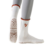 Chaussettes de yoga antidérapantes pour femmes avec volants et broderies, idéales pour le Pilates – Vente en gros usine 2026