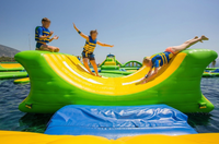 Vente en gros : Toboggan aquatique gonflable commercial 3x4x1.3m, parc aquatique Rock and Roll, parcours d'obstacles flottant pour piscine et lac