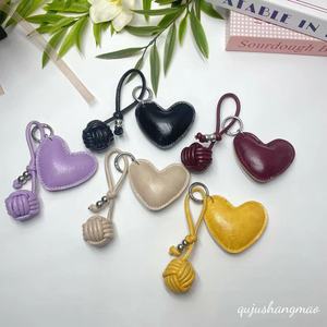 Porte-clés Cœur Rembourré en Coton, Breloque de <span class=keywords><strong>Sac</strong></span> en Cuir Tressé, Charme de <span class=keywords><strong>Sac</strong></span> à Main Mignon et Luxueux, Pendentif de <span class=keywords><strong>Sac</strong></span> à Main Tendance, Cadeau pour <span class=keywords><strong>Femme</strong></span> - Product Image 2