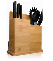 Un support de rangement pour ustensiles de cuisine en bois naturel, qui peut contenir des couteaux et des fourchettes, et est utilisé pour organiser le comptoir.
