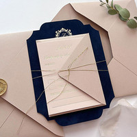 Suite d'invitations de mariage de luxe découpées sur mesure avec monogramme doré, carte RSVP, enveloppe et sceau de cire pour événements de mariage