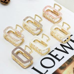 مقطع مخلب معدني من الأسيتات إكسسوارات نسائية من الخلف - Product Image 3