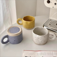 Tasse à Café et Thé Nordique en Porcelaine en Gros, Design à Points Noirs Mouchetés, Anse Anneau, Tasse à Thé Nordique en Céramique Blanche