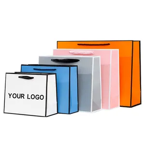 Роскошный брендовый подарочный бумажный пакет с логотипом на заказ для одежды, разноцветные матовые сумки для одежды, бутиков, упаковочные сумки с ленточной ручкой