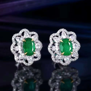Pendientes de Oro Blanco de 18K con Esmeralda Verde Natural de 1.38CT, Certificados por GRC, Decorados con Diamantes Laterales Brillantes - Product Image 3