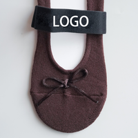 Chaussettes de Pilates antidérapantes en coton premium marron foncé avec nœud, design personnalisé, pour le sport et les activités dynamiques