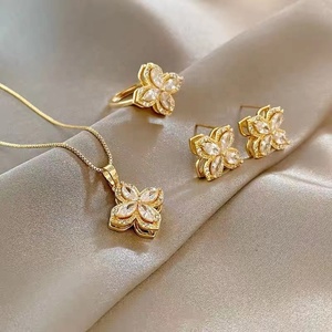 Parure <span class=keywords><strong>de</strong></span> bijoux <span class=keywords><strong>de</strong></span> mode pour <span class=keywords><strong>femme</strong></span> en <span class=keywords><strong>acier</strong></span> <span class=keywords><strong>inoxydable</strong></span> plaqué or 18 carats <span class=keywords><strong>de</strong></span> haute qualité, avec collier, boucles d'oreilles et <span class=keywords><strong>bague</strong></span> à motif trèfle rotatif en zircon - Product Image 1