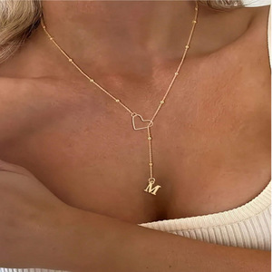 Collier <span class=keywords><strong>en</strong></span> forme de cœur avec lettres de l'alphabet anglais (26 lettres), avec un pendentif <span class=keywords><strong>en</strong></span> forme de cœur <span class=keywords><strong>en</strong></span> acier inoxydable N2011071 - Product Image 4