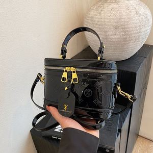 Bolso de Mano para Mujer Estilo Retro. Se Puede Llevar Cruzado por la Espalda. Presenta patrones geométricos modernos y cremalleras.8043 - Product Image 1
