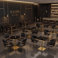Table et chaises de salle à manger rétro noir et or, mobilier commercial élégant et durable. Idéal pour les bars et les cafés