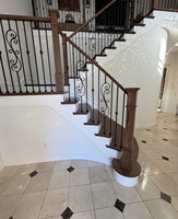 Rampe d'escalier en fer forgé à motif losange, style moderne et élégant, pour villa