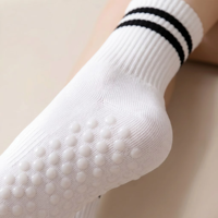 Chaussettes de yoga antidérapantes en coton respirant avec logo personnalisé, grip 3D en silicone, pour femmes, marque privée, vente en gros