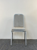 Chaise de banquet empilable standard avec poignée, facile à déplacer pour les entreprises de location de mariages, les expositions et les événements temporaires