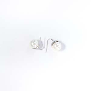 ต่างหูมุก สแตนเลสสตีล 316L ชุบทอง PVD เครื่องประดับที่ยั่งยืนและทนทาน - Product Image 1