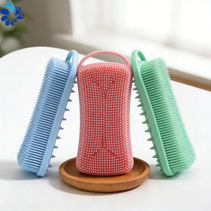 Brosse de bain en silicone rectangulaire pour le dos, avec poignée, pour adultes, disponible en noir, bleu et bordeaux. - Product Image 4