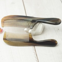 Vente en gros Peigne en corne de buffle naturel pour le toilettage des cheveux des femmes Peigne démêlant antistatique avec massage du cuir chevelu pour des soins sains