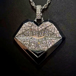 Colgante de Labios Geométricos de Plata 925 con Baño de Rodio Personalizado y Moissanita VVS, Amuleto 3D de Beso con Escudo de Corazón, Certificado EGL, Fábrica OEM ODM - Product Image 1