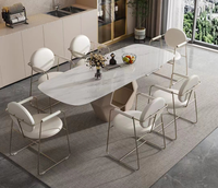 Table de salle à manger en marbre au design contemporain en acier inoxydable, ensemble de chaises de salle à manger rembourrées en similicuir