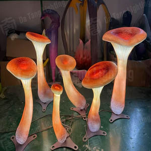 Petite sculpture lumineuse en forme de champignon trompette à LED pour la décoration extérieure de jardin, de pelouse et de fêtes - Product Image 3