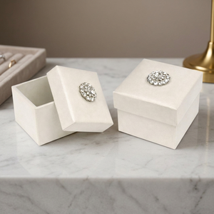 Boîte à dragées de luxe en papier avec broche en cristal ivoire, faite à la main, pour sacs à main et étuis à usage spécial, créations de prestige, mariage personnalisé - Product Image 3