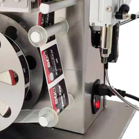 Machine d'étiquetage semi-automatique pour boîtes et bouteilles à surface plane à angle droit