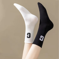 Chaussettes athlétiques Jacquard Crew de haute qualité pour femmes Nouvelles chaussettes de sport rayées avec logo inférieur Mignon respirant pour les jeunes
