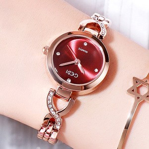 Nouvelle montre à quartz élégante pour étudiantes, montre tendance pour femmes avec un petit cadran et des accents de diamants raffinés - Product Image 1