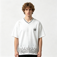 T-shirt blanc vieilli à col en V avec imprimé flamme, en tissu maillé épais, style streetwear gothique, haut à manches courtes pour homme