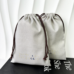 Pochette en coton à chevrons réutilisable avec logo personnalisé Sacs à poussière étanches avec cordon de serrage pour le rangement des vêtements, chaussures et chaussures - Product Image 1