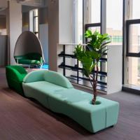 Ensemble de canapés modulaires Chesterfield modernes pour bureau, revêtement en tissu, base en métal, usage commercial