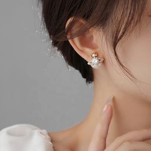 Boucles d'oreilles clous géométriques tendance rétro françaises populaires en argent S925, plaqué or de luxe haut de gamme avec zircon, vente en gros - Product Image 4
