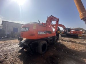 รถขุดล้อยางมือสอง Doosan DH210W-7 ขนาด 21 ตัน พร้อมใบมีด รถขุด Doosan DH210W DH210W-7 มือสอง ราคาถูก - Product Image 4