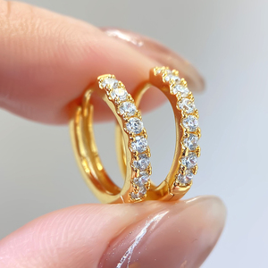 Aros de Oro de 18K Hipoalergénicos al por Mayor, Pendientes de Aro Huggie Clásicos de 15mm con Una Hilera de Zirconia para Mujer - Product Image 5