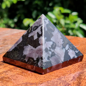 Pirámide de Obsidiana Natural con Diseño de Copo de Nieve |   Pirámide de Obsidiana Negra Pulida |   Decoración de Piedras Preciosas Curativas al por Mayor, CRISTAL - Product Image 1