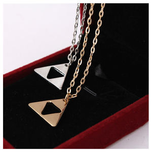 Collar con colgante Triforce de metal para mujer, estilo minimalista, geométrico - Product Image 1