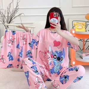 Vente flash : pyjama pour femmes en polyester à manches courtes, anti-statique, taille élastique, trois pièces, imprimé de dessins animés d'animaux, fabriqué en Thaïlande - Product Image 2