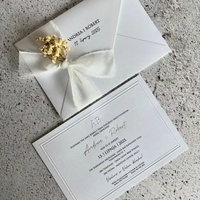 Luxuriöses Handgefertigtes Hochzeitseinladungs-Set mit Konservierten Trockenblumen, Wachssiegel, Seidenschleife und Weißem Leinen-Strukturpapier