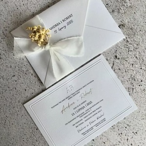Set di Inviti Matrimoniali di Lusso Fatti a Mano con Fiori Secchi Preservati, Sigillo in Cera, Fiocco in Seta, Inviti in Carta Artistica Testurizzata Bianca - Product Image 4
