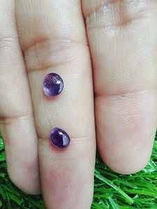 พลอยไพลินธรรมชาติคุณภาพเยี่ยมสำหรับขายส่ง รูปทรงหลังเบี้ย น้ำหนัก 1.9 กะรัต สีม่วงอ่อน สำหรับทำต่างหู จากมอโกก ประเทศพม่า - Product Image 4