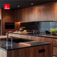 Cuisine haut de gamme Alland en bois de noyer naturel moderne, îlot en marbre noir luxueux pour une nouvelle maison de rêve sur mesure