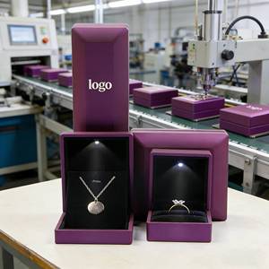 Caja de Joyería con Luz LED y Logotipo Personalizado al por Mayor, Caja para Collar, Colgante y Anillo, Caja de Empaque Moderna de Primera Calidad con Forro de <span class=keywords><strong>Terciopelo</strong></span> <span class=keywords><strong>Negro</strong></span> - Product Image 2