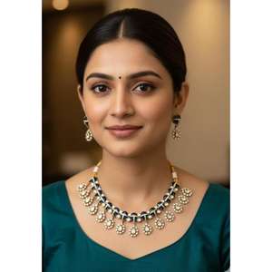 Ensemble collier choker plaqué or avec pierres AD et Maangtikka |   Meilleurs bijoux de mariage pour les fiançailles et les anniversaires de mariage - Product Image 2