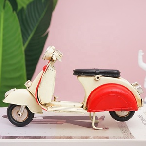 Modellino 3D Vintage di Mini Scooter in Metallo per Decorazione Domestica, Regalo, Decoro da Scrivania Antico, Modello di Moto in Metallo Pressofuso in Vendita - Product Image 3
