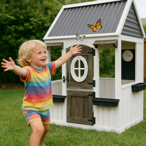 Maison de jeu en bois moderne blanche pour enfants, avec évier, cuisinière, fenêtres, cuisine avec casseroles et ustensiles - Product Image 1