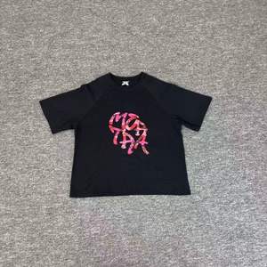 Camiseta de manga corta Mertra con estampado de letras de marca de moda, estilo minimalista y versátil, tendencia de camuflaje para el verano. - Product Image 1