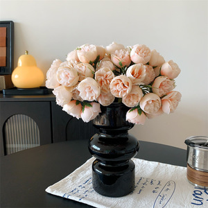 Bouquet de pivoines artificielles Muyu Chronicles, fleurs en soie, vase noir, décoration de salon - Product Image 1