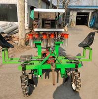 Transplanteur de semis de légumes tracté par un tracteur agricole à quatre roues